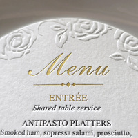 Invitation de mariage classique de luxe à prix d'usine, impression typographique blanche, fleurs 3D en relief, estampage à chaud doré, carte de menu de table