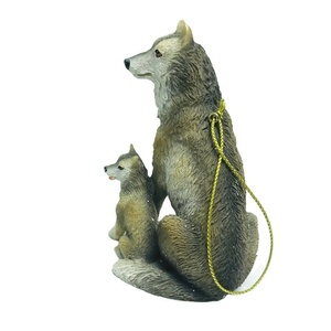 Figurine d'animal sauvage en résine peinte à la main, statue de loup mère et bébé, ornements de Noël suspendus - Product Image 2