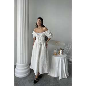 Robe de cocktail vintage élégante en dentelle brodée blanc cassé, col carré, taille empire, coupe trapèze, respirante, écru - Product Image 2