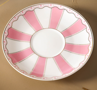 Ensemble de tasses à café et soucoupes en céramique élégantes, de style moderne, durables, écologiques, à rayures contrastées rose-bleu, avec bordure dorée, personnalisables