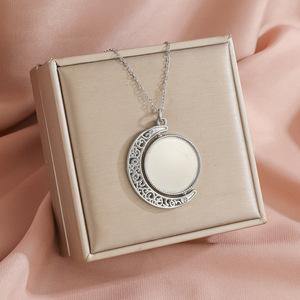 Pendentif lune en acier inoxydable plaqué PVD, personnalisable avec gravure de nom, logo, photo, pour gravure personnalisée en couple. - Product Image 3