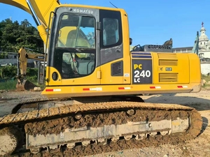 Excavatrice d'occasion Komatsu PC240LC-8 de haute qualité, 24 tonnes, modèle 2022, capacité de la benne de 1,2 m, moteur puissant, excellent état - Product Image 5