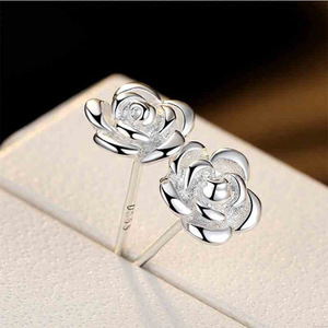 Orecchini Semplici a Forma di Rosa per Donne, Gioielli Floreali Freschi per le Orecchie - Product Image 1