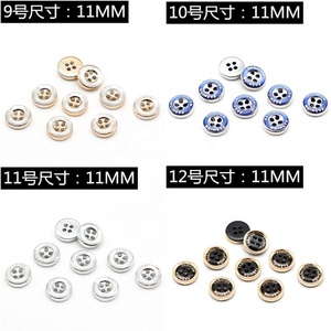 Nhà Sản Xuất Tùy Chỉnh Vàng Bạc Rim Nhựa Nút Tùy Chỉnh 4-Lỗ Thư Laser Khắc Logo Nhựa Nhựa Nút - Product Image 4