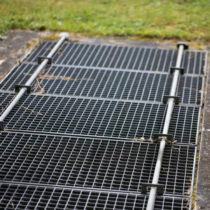 ตะแกรงเหล็กกล้าคาร์บอนกันสนิมสำหรับสถานที่บำบัดน้ำเสียกลางแจ้ง - ทนทานและป้องกันการกัดกร่อน ดีไซน์สำหรับงานอุตสาหกรรม - Product Image 1