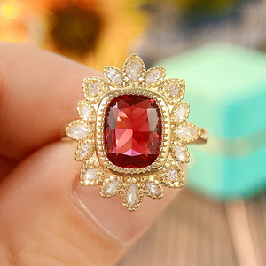 Anello con Accento in Cristallo Rosso per Donne, Tono Dorato, Elegante Anello alla Moda per Uso Quotidiano e Feste - Product Image 1