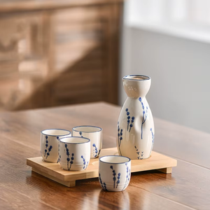 Ensemble de saké en céramique en gros avec plateau en bambou, style japonais, 1 pot et 4 tasses, coffret cadeau en porcelaine pour restaurant et maison - Product Image 3