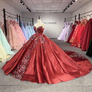 ชุดราตรีงาน Quinceanera สีแดงเงา รุ่น 1556 แบบคอร์เซ็ทผ้าซาตินทรงบอลกาวน์ ประดับด้วยลูกปัดและคริสตัล แอพพลิเคชั่นตกแต่ง  ช่วงเอวทรงธรรมชาติ สำหรับสาววัย 15 ปี - Product Image 3