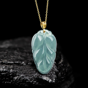 จี้หยกธรรมชาติเกรด A สีน้ำเงินลายใบไม้ พร้อมตัวล็อกทอง 18K จี้หยกเนื้อไอซ์ ดีไซน์ลายดอกไม้สำหรับผู้หญิง - Product Image 4