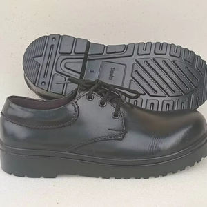 Rada Matériaux d'origine locale Doublure en coton d'Ouganda Semelle extérieure en PU Imperméable Favorise l'économie circulaire - Product Image 1