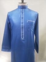 Vêtements et accessoires musulmans traditionnels Thobe saoudien à faible coût Boîte à col montant à manches ouvertes Emballage cadeau pour le marché saoudien de Dubaï