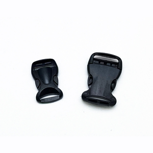 Attache à boucle en plastique noire réglable pour sangle de sac à dos et fixation de bagages - Product Image 1
