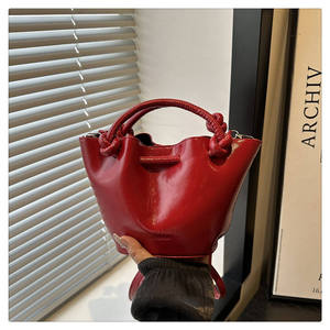Bolso de mano multifuncional de PU con acabado de cera al aceite, estilo coreano minimalista, muy vendido y a la moda. - Product Image 6