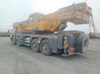 Grue mobile robuste à 4 essieux avec stabilisateurs en K, vitesse de déplacement de 90 km/h, moteur de 316 kW, capacité de 110 tonnes, pompe hydraulique pour la rénovation urbaine