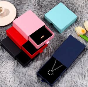 Экологичная упаковка из переработанных материалов: маленькая картонная коробка-слайдер с жесткими стенками, с золотым тиснением и индивидуальным логотипом для ювелирных изделий и подарков. - Product Image 5