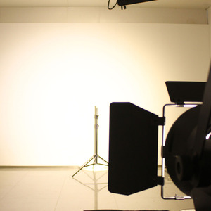 Projecteur LED stroboscopique haute puissance DMX 200W pour éclairage de scène, cinéma et télévision, utilisation en intérieur, construction métallique YG-MH200W - Product Image 3