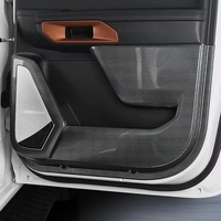 Panneau de garniture de levier de vitesses spécialisé pour Ford Ranger 23-26 avec motif en fibre de carbone pour la modification de l'intérieur automobile.