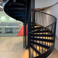 Escalier extérieur en colimaçon en acier au carbone durable avec main courante ronde, stable et sûr