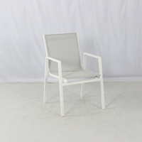 Chaise de salle à manger d'extérieur commerciale empilable avec accoudoirs, en aluminium blanc et tissu maillé, pour restaurant, patio et jardin