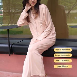 ชุดนอนผ้าซาตินแขนยาวสำหรับผู้หญิง ชุดลำลองใส่ในบ้าน ลายโลโก้ด้านหน้า ผ้าระบายอากาศ สีฟ้าอ่อน เอวยางยืด - Product Image 3