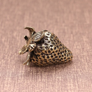 Sculpture de fraise en laiton, artisanat d'imitation, personnalisé, haut de gamme, ornements de bureau, livre de voiture - Product Image 6