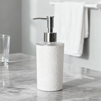Ensemble de salle de bain en plastique : porte-brosse à dents, gobelet pour bain de bouche, flacon de désinfectant pour les mains, boîte à savon, brosse de toilette