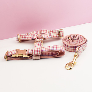 Collare personalizzato a quadretti rosa Doe Pet con papillon abbinato e guinzaglio per cani - Product Image 4