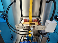 Machine verticale automatique de remplissage et de scellage de sachets pour l'emballage de liquides, sauces, huiles, miel, café en poudre et jus dans des films plastiques