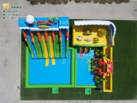Parc aquatique gonflable géant commercial pour la plage, avec deux piscines à jets d'eau, plusieurs toboggans aquatiques, aire de jeux extérieure pour location estivale