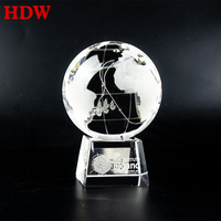 Globe terrestre en cristal K9 en gros, globe terrestre personnalisé en cristal avec carte du monde gravée et base, pour cadeaux d'affaires