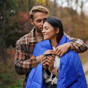 ผ้าห่มนวมสำหรับตั้งแคมป์กลางแจ้ง - นุ่มฟู พับเก็บได้ น้ำหนักเบา และให้ความอบอุ่น |   เหมาะสำหรับกิจกรรมกลางแจ้ง, การเดินทาง, สนามกีฬา, ชายหาด - Product Image 4