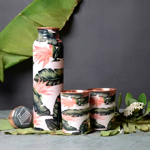 ชุดขวดน้ำทองแดงพร้อมแก้วทองแดงลายใบไม้เขตร้อน Botanical Paradise สำหรับใช้ในชีวิตประจำวัน คอลเลคชั่นตกแต่งโต๊ะสไตล์ศิลปะ - Product Image 1