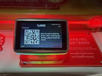 Kiosque culturel interactif à activation par détection de mouvement, avec sortie personnalisable de cartes-amulettes et de bracelets pour sites culturels