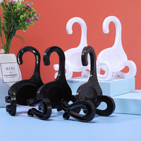 Magasin de détail couleur noire toile chaussure crochet suspendu tongs crochet en plastique chaussures affichage cintre