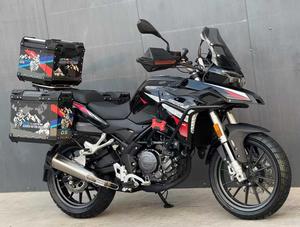 รถมอเตอร์ไซค์ TRK251 ระบบระบายความร้อนแบบคู่ขนาน เครื่องยนต์เบนซิน สำหรับการผจญภัย กำลังสูง พร้อมระบบเบรก ABS ใช้งานได้สองโหมด สำหรับทุกสภาพพื้นผิว - Product Image 3