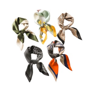 Foulard carré en polyester de 70 cm à motif écossais, style coréen, pour homme, tendance, polyvalent, pour la <span class=keywords><strong>saison</strong></span> printanière, idéal pour les occasions professionnelles. - Product Image 5
