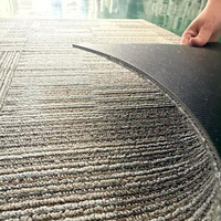 Dalles de moquette modulaires modernes en polypropylène 50x50cm, tapis de bureau commercial insonorisant avec support PVC rayé pour escaliers d'hôtel