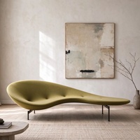 Chaise longue sculpturale au design ondulé organique, tissu vert olive, boutons capitonnés, pieds en métal noir