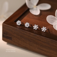 Waldstil Frische Kleine Blumen-Diamant Mini-Ohrringe S925 Sterling Silber Blumen-Zirkon-Perlen-Ohrstecker YB-XY-1116