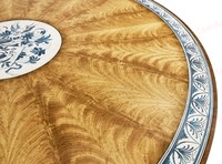Ensemble de table à manger ronde en bois massif couleur noyer classique avec 4 chaises rembourrées