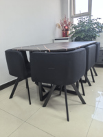 Ensemble une table et six chaises de haute qualité pour salle à manger et restaurant