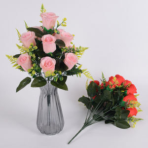 Rose Artificiali Fatte a Mano con Foglie di Seta Verde Morbide e Rami Multipli per Decorazioni Matrimoniali e Bouquet - Vendita Diretta dalla Fabbrica - Product Image 3