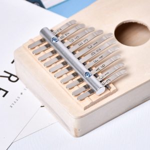 Vente en gros de mini kalimbas en bois à 10 touches, piano à pouce DIY, instrument de percussion Orff pour enfants, pour jouer et se produire - Product Image 2