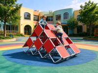 Structure d'escalade pyramidale rouge pour enfants en plein air, structure de jeu pour maternelle avec cadre en acier