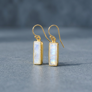 Pendientes Colgantes Hechos a Mano en Plata de Ley con Piedra Lunar Arcoíris, Estilo Boho - Product Image 3