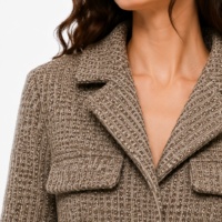 Blazer en tweed texturé pour femme, ton neutre, revers cranté, quatre poches, coupe courte, élégant, pour le bureau ou décontracté