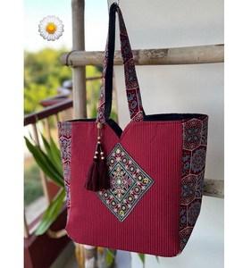 Hermoso nuevo Ajrakh impreso con bolsa de compras de algodón hecha a mano con diseño espacioso bolsillos interiores tamaño 13x13x7 pulgadas - Product Image 5