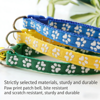 Collier pour animaux de compagnie en polyester doux, moderne et coloré, avec motif de patte, avec clochette, réglable, de sécurité, pour chats et petits chiens, léger et durable