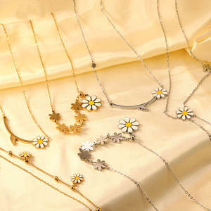 Delicado Collar de Mujer con Colgante de Margarita, Chapado en Oro PVD de 14k y 18k, Acero Inoxidable 316L, Joyería Fina - Product Image 3