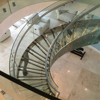 Escalier courbé sur mesure avec marches en verre transparent pour maisons modernes